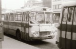 M11/64 pozoruje odstaven u autobusovho ndra prvn den provozu trolejbus.