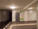 Stanice Moritzplatz. Dvee vedou mezi koleje do tunelu