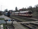 Vlevo souprava R 669/R 664, vpravo souprava Os 4809/Os 4810
