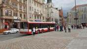 Solaris 537 ve vchoz pestupn zastvce mezi tramvaj a autobusem na nmst