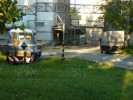 pohled na celou vle�ku, prav� kolej kter� se v�tv� je useknuta...