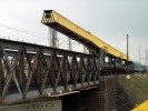 Kolejovy jerab se chysta sundat puvodni mostovku