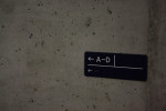 Na zdi nov vybudovanho podchodu jsou informan tabule osazeny i Brailleovm psmem