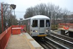 �eleznice na Staten Island p�ipom�n� sv�m vzhledem newyorsk� metro. Plat� tu i stejn� tarif.
