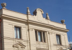Ozdobn prvky na severn sti budovy jsou toton s jin st budovy