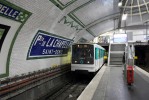 Metro na lince 12 pijd do stanice Porte de la Chapelle.