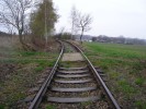 V pokra�ov�n� levoto�iv�ho oblouku se nach�z� i p�ejezd cesty spojuj�c� pole u vle�ky.
