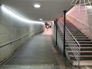 Elegantn kombinace schod a rampy z podchodu na nstupit v Bernu.