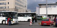 Dopravci odbavuj� na parkovac� plo�e, plat� p�itom pln� n�jemn�