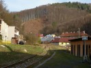 kolej pokra�uje z koncov� zast�vky jako vle�ka skl�rny