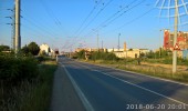 Dosluhujc eleznin pejezd s trolejbusovou trat - pohled smr centrum Plzn