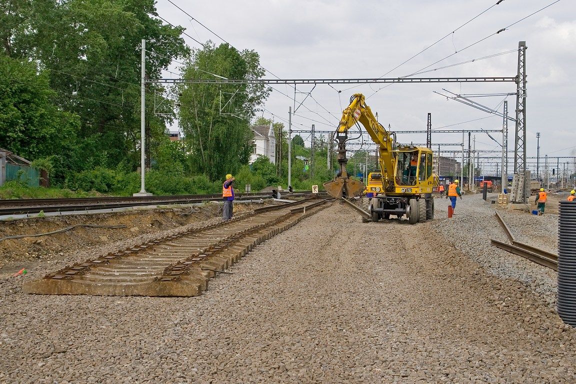 Z�izov�n� kr�tk�ho �seku pomocn� koleje za v�hybkou �. 6, kter� bude vyu�it p�i pokl�dce v�hybek.