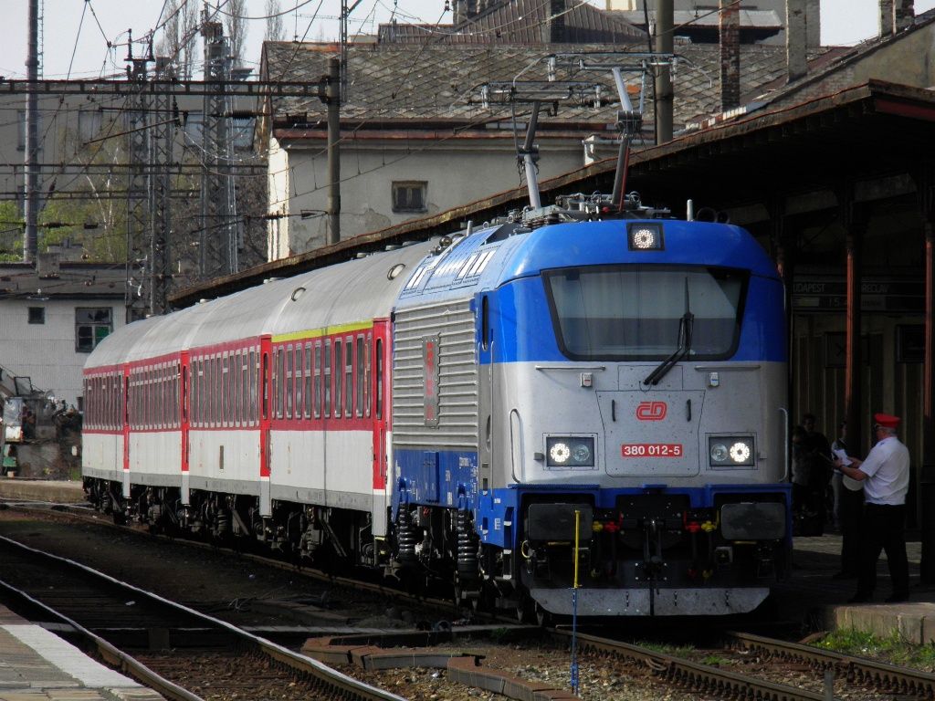 380.012 se 4 vozovm EC 137 Moravia v Perov.