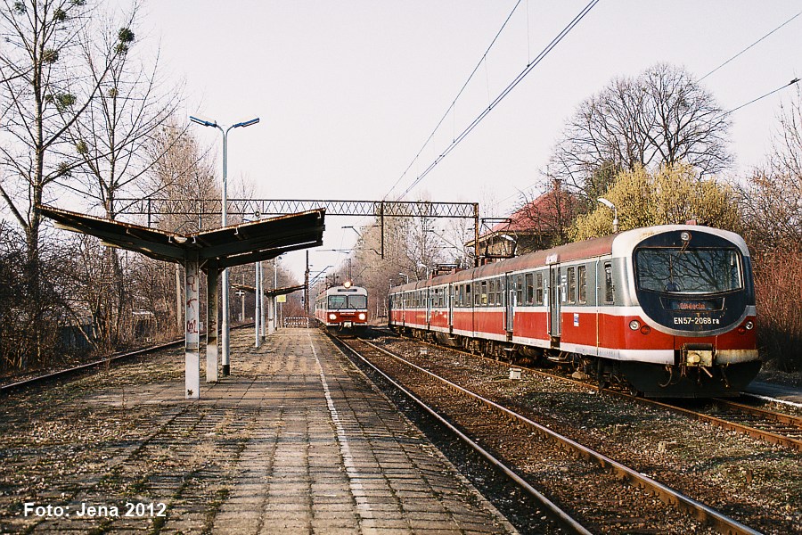 EN57-1931 s Os 1057 do Cieszyna a EN57-2068 s Os 43336 do O�wi�cimi, Cieszyn-Marklowice, 23.3.2012