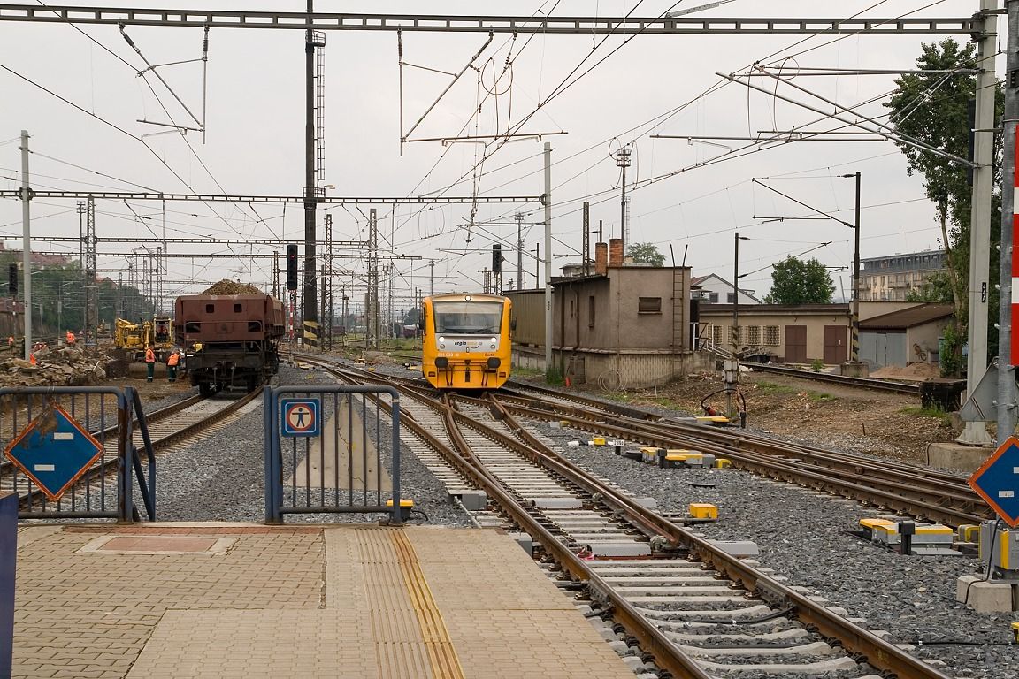 Aktu�ln� pouze jedna dostupn� hrana I. n�stupi�t�: vlaky S41 mus� �ekat na uvoln�n� 8. koleje od S1.