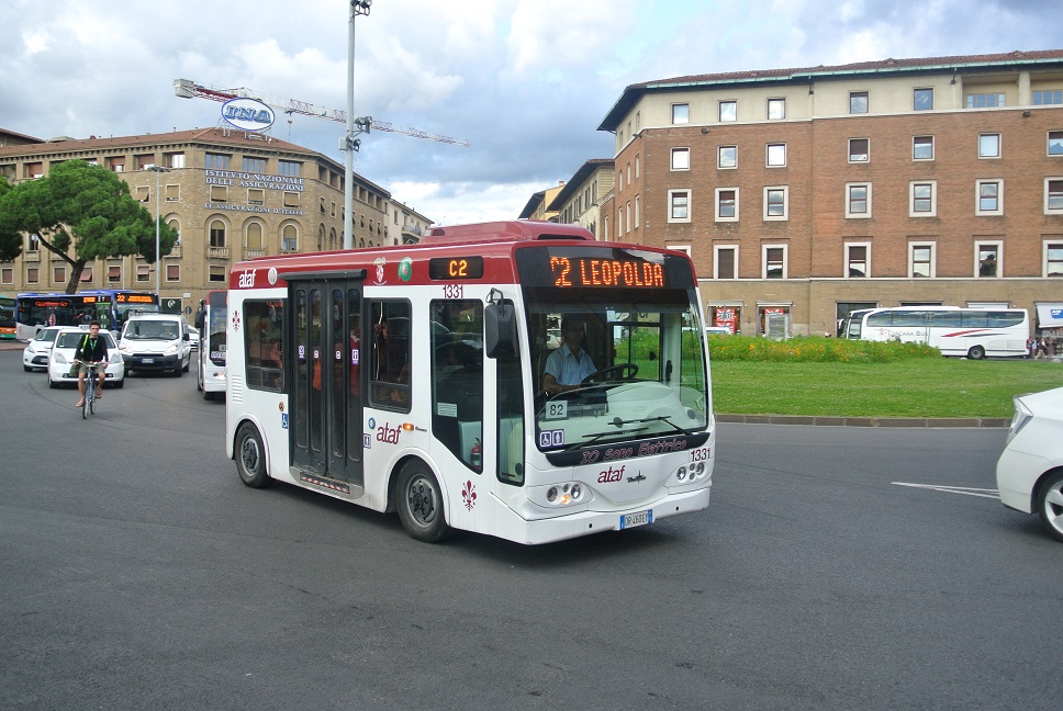 Centrem msta se ale m�sto tramvaj� propl�taj� mikrobusy.