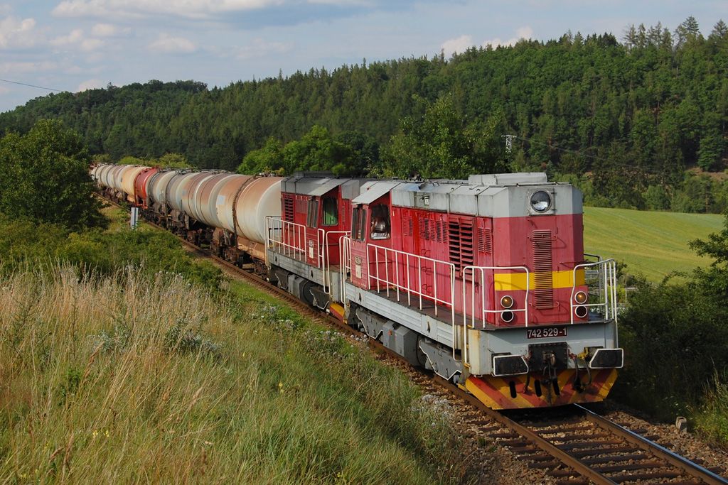 Dvoj�e 742 522+529 dopravce IDS s ucelenkou kotl� coby Pn 1.nsl 69761 p�ed Kazn�jovem