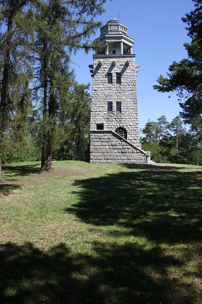 V samotn�m �valn� se nach�z� rozhledna pojmenovan� po m�stn�m rod�ku Hansi Kudlichovi