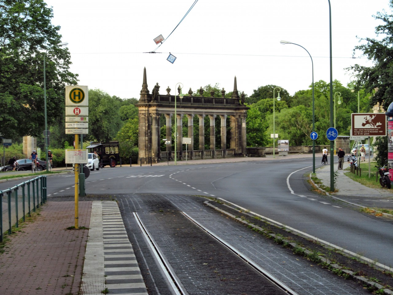Vedle kamennch sloup stvaly zvory/hran. pechod z NDR do Zp. Berlna (viz i cedule vpravo)