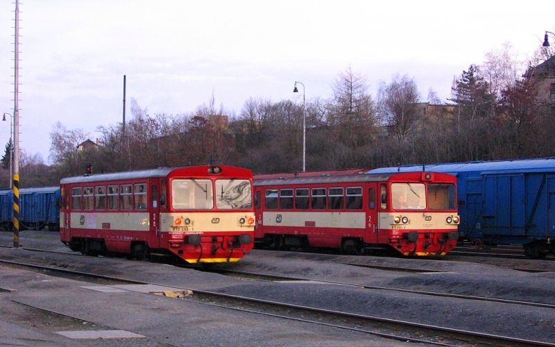 2.4.2010, st. Rakovnk, vlevo 810.288 (Os 12556), vpravo 811.494 (Os 7741)