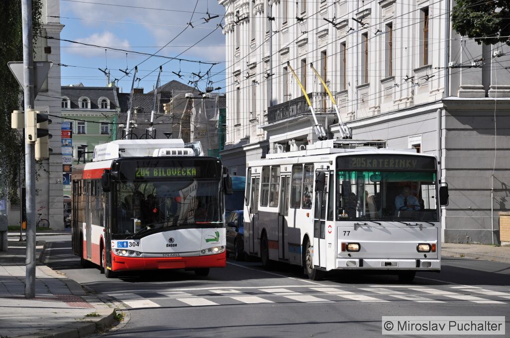 Ev. �. 304 (�koda 26 Tr Solaris) a ev. �. 77 (�koda 14 Tr M) v k�i�ovatce Sn�movn� � Praskova.