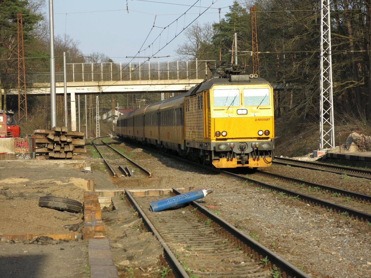 RJ proj�d� kolem p�eru�en� koleje na zast�vce v Kl�novic�ch.