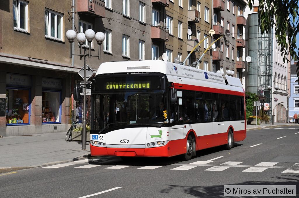 Ev. �. 98 (Solaris Trollino 12 AC III) v ulici Mezi trhy.