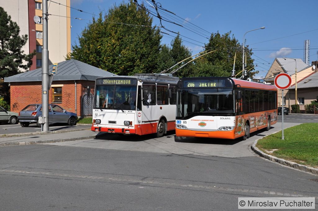 Ev. �. 52 (�koda 14 Tr R) a ev. �. 85 (Solaris Trollino 12 AC) v kone�n� 