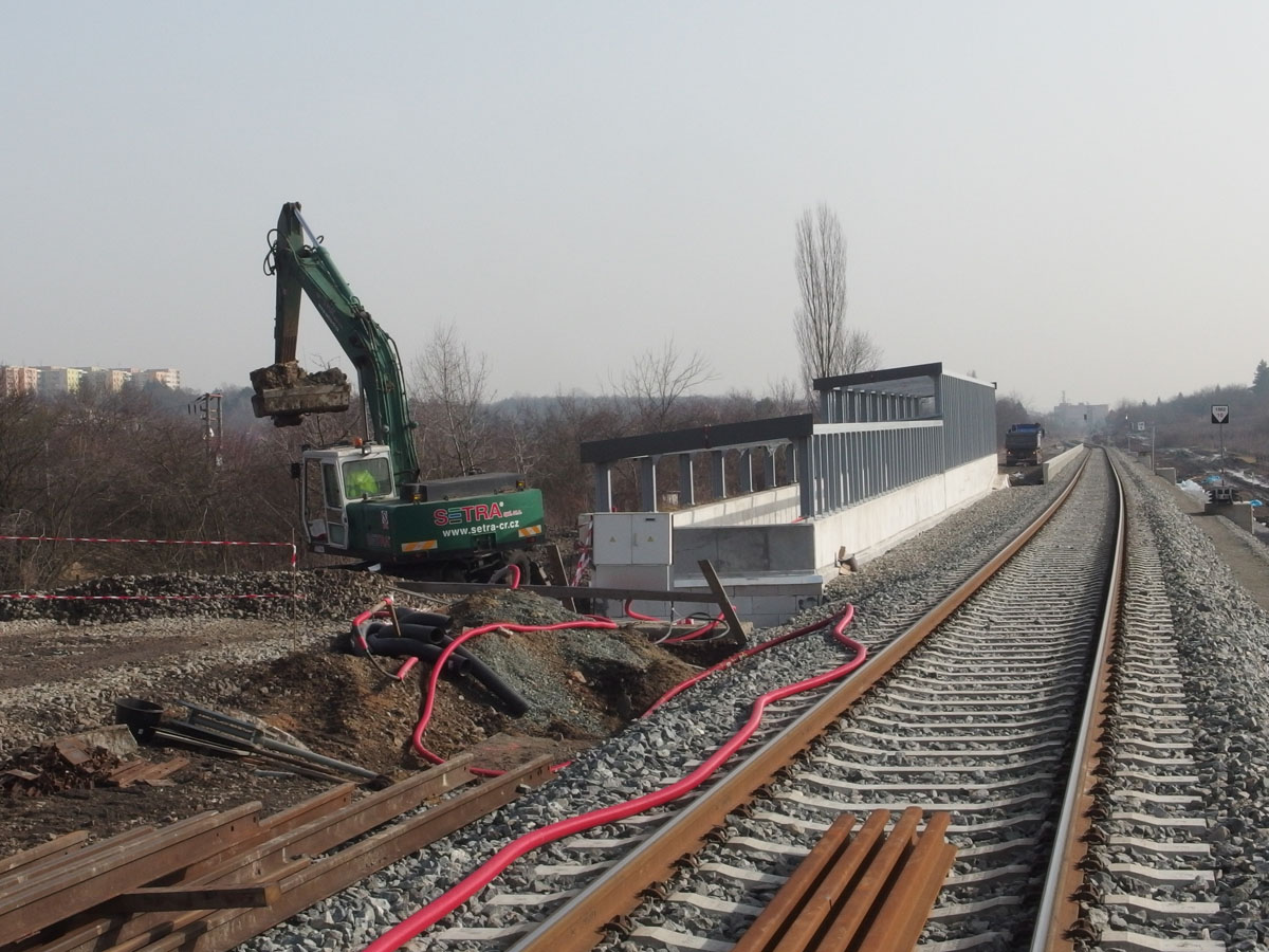 Stavba zastvky Brno-Star Lskovec - bagr pracuje na podchodu pod druhou kolej. (25.2.2021)