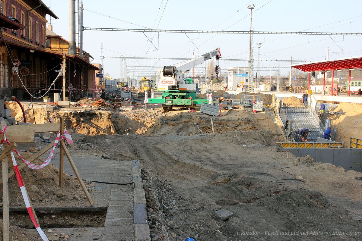 zbytky p�vodn�ho n�stupi�t� u p�t� koleje