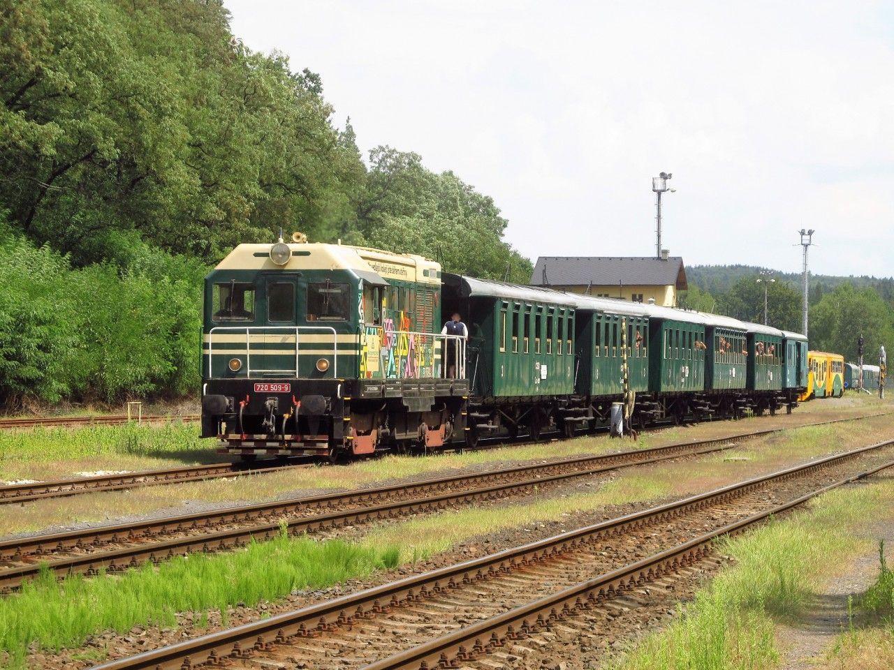 Historick vlak do Koleovic (kvli suchu veden hektorem 720.509 namsto parn lok.) odjd z Lun