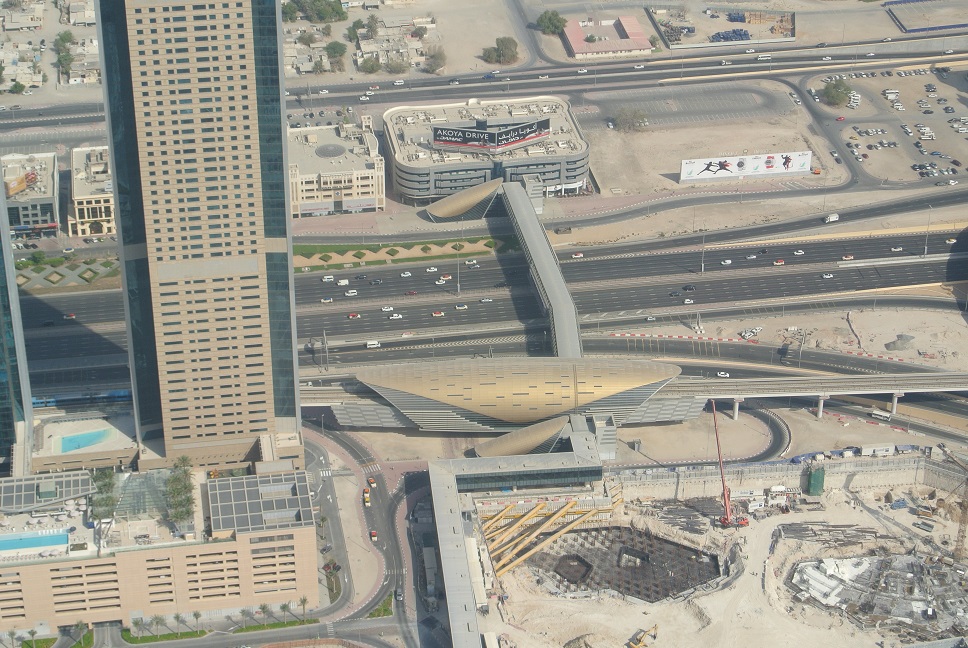 Pohled na stanici metra z nejvy budovy svta - Burj Khalifa