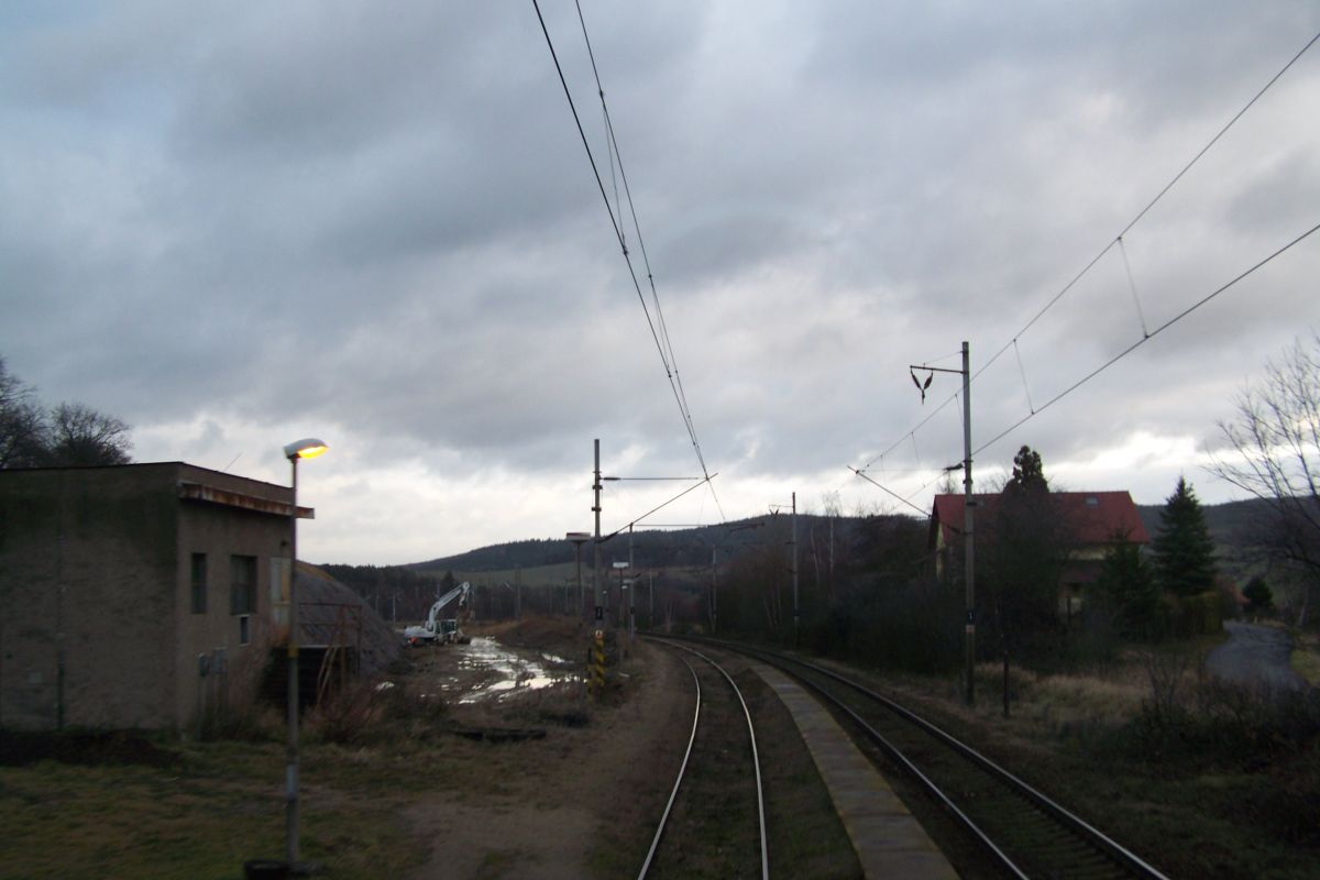 V �rovn� budovy �st, doleva vznikaj�c� p�elo�ka