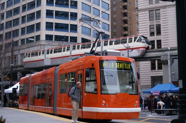 Trio a Monorail, kolem se chyst� sl�va