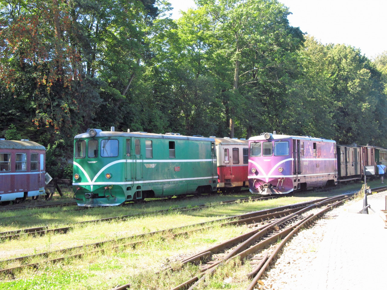 Os vlak do N. Bystice odjd (vlevo) z J. Hradce; vpravo 