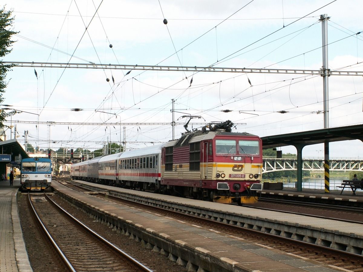 371 005