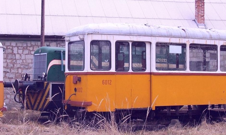 Madarske tramvaje cekajici na prerozchodovani v Szobu