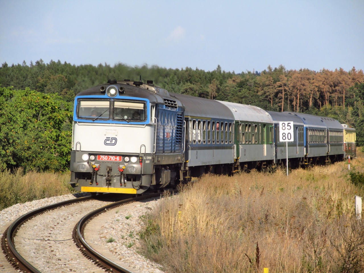 R 652 s lok. 750.710; na konci vlaku pepravovn vz 830.018; Vysok Popovice 17. 8. 2018