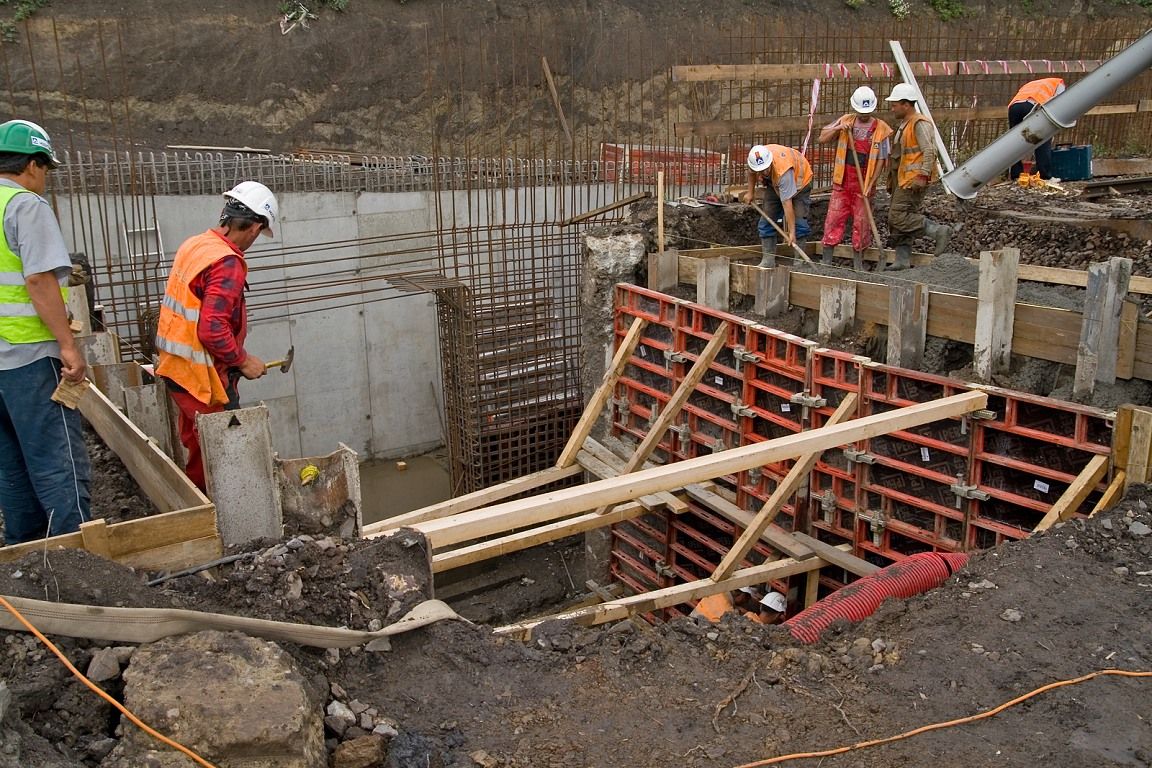 Beton�e podkladn�ch desek pro mostn� provizorium.