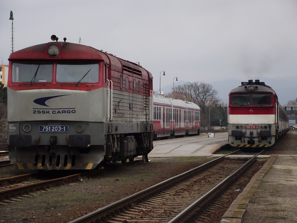 V pozad� 750 238-8