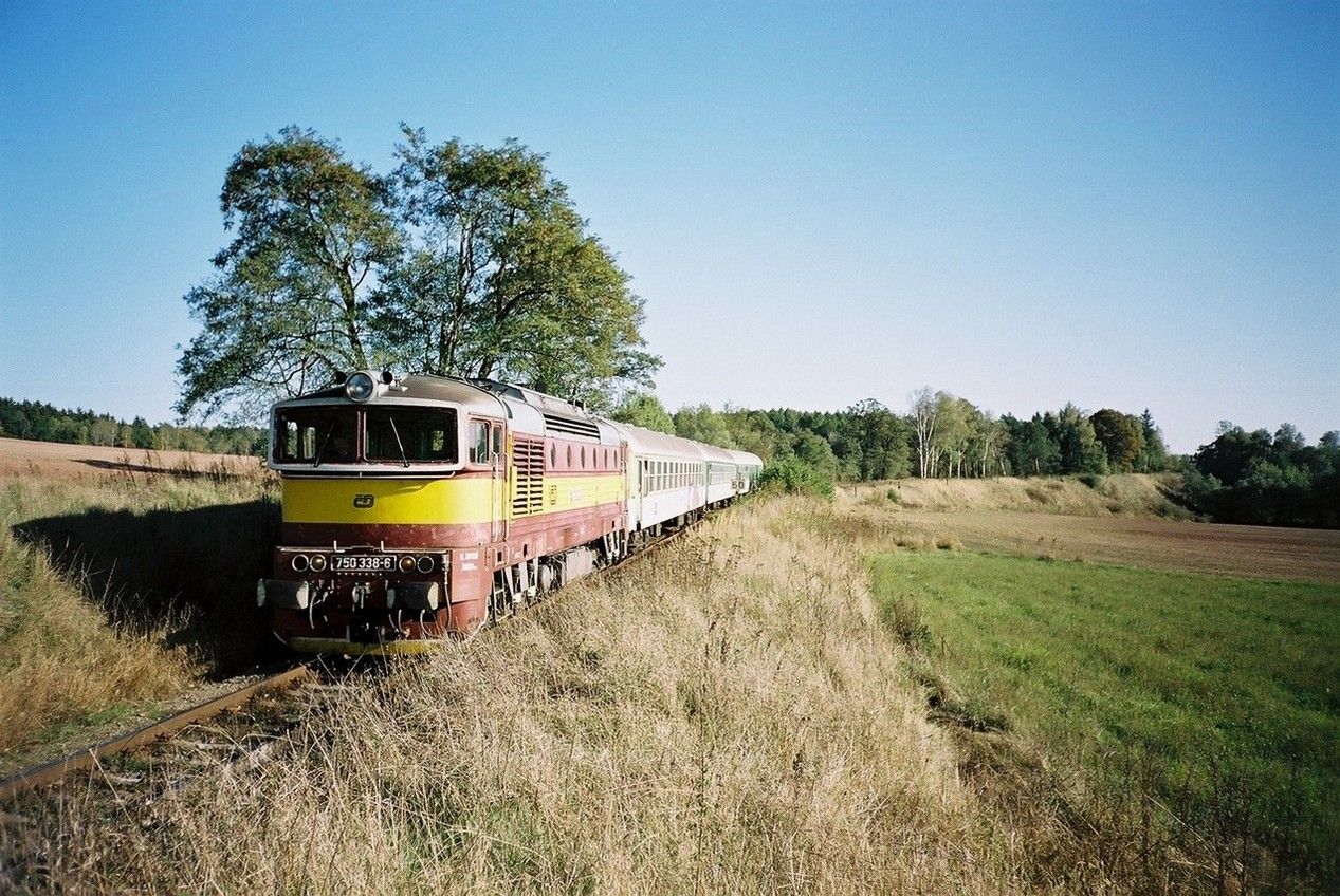 750.338 v R z Prahy Mas.n. do Chomutova odj�d� z Lu�n� (15:36), 12.10.2004