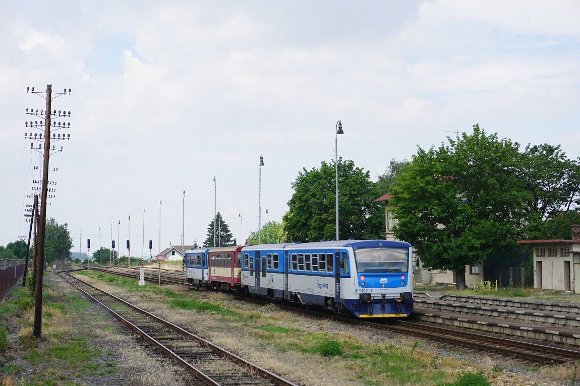 Os 5310 odbavuje cestujc ve stanici Chrast u Chrudimi.