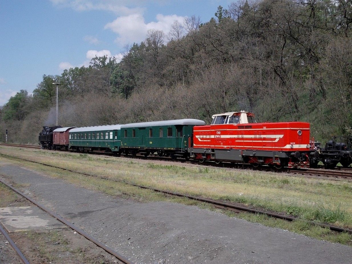 T 444.1062 v ele soupravovho vlaku do Prahy, v st. Lun u Rak., 13.5.2011
