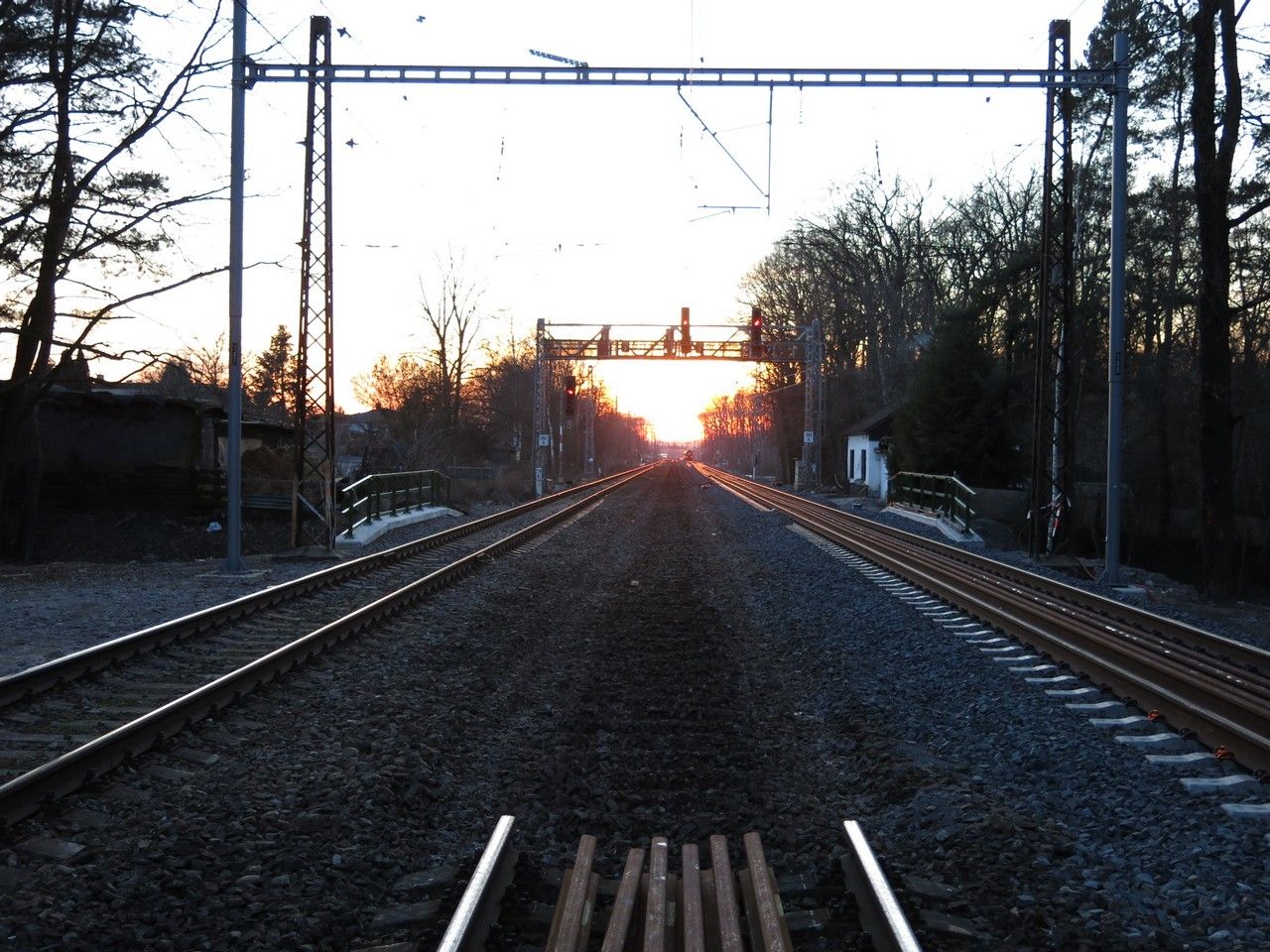 Chyb�j�c� nult� kolej na most� Pilovsk� (sm�r Blatov).