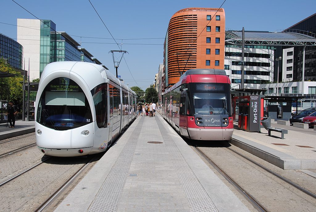 setkn Rhone expresu a tramvaje Stadler s tramvaj linky T3 a vozem Alstom Citadis srie 302