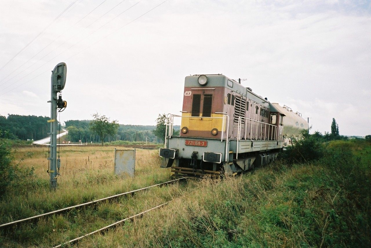 721.168 v Mn z z Lubn� jede do Rakovn�ka (v pozad� nov� obchvat), 20.9.2001
