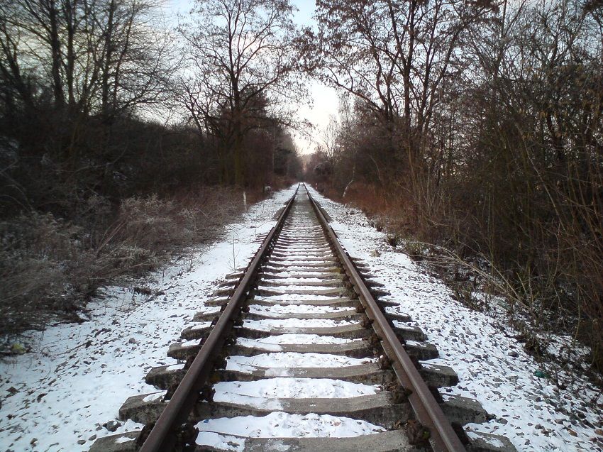 Za obloukem n�sleduje rovinka. Vle�ka m�rn� kles�