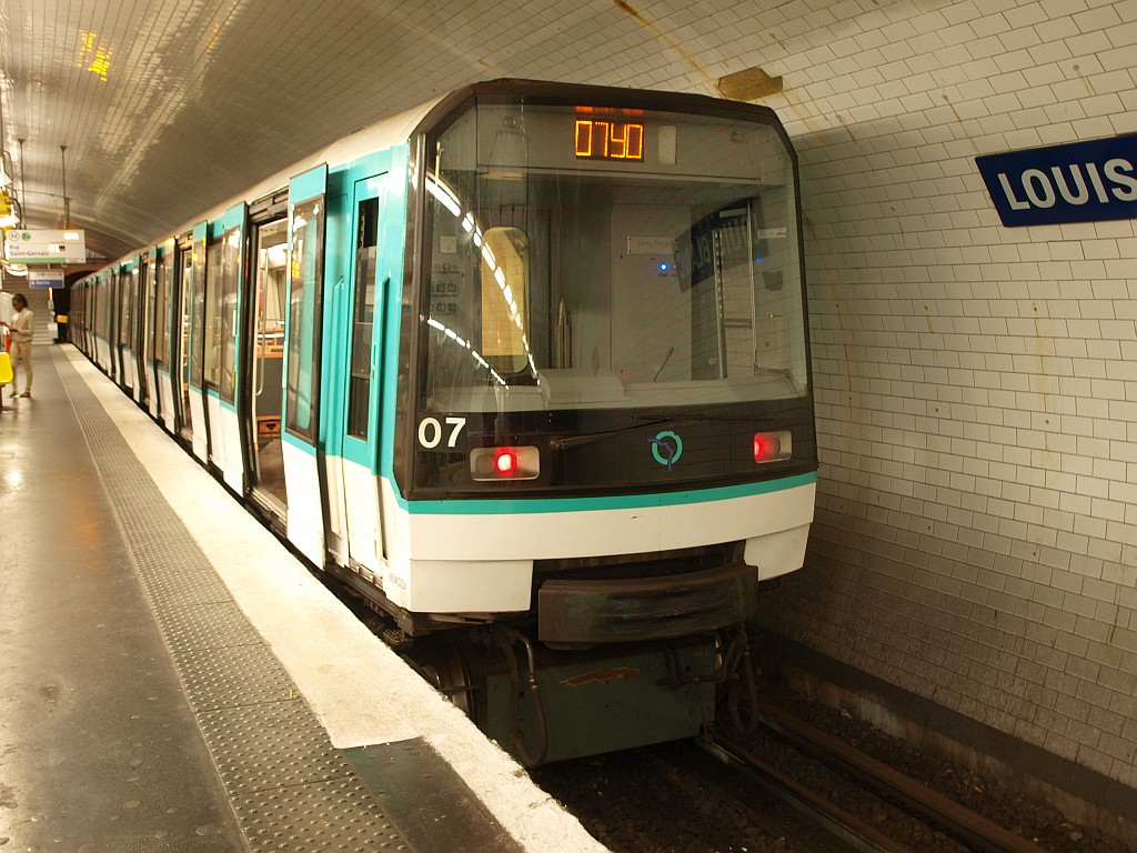 Vlak linky 7bis ve stanici Louis Blanc.