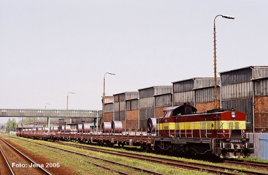 730 612 po p��jezdu s vlakem se svitky plechu z Nov� huti v L�skovci u Fr�dku, 7.5.2006