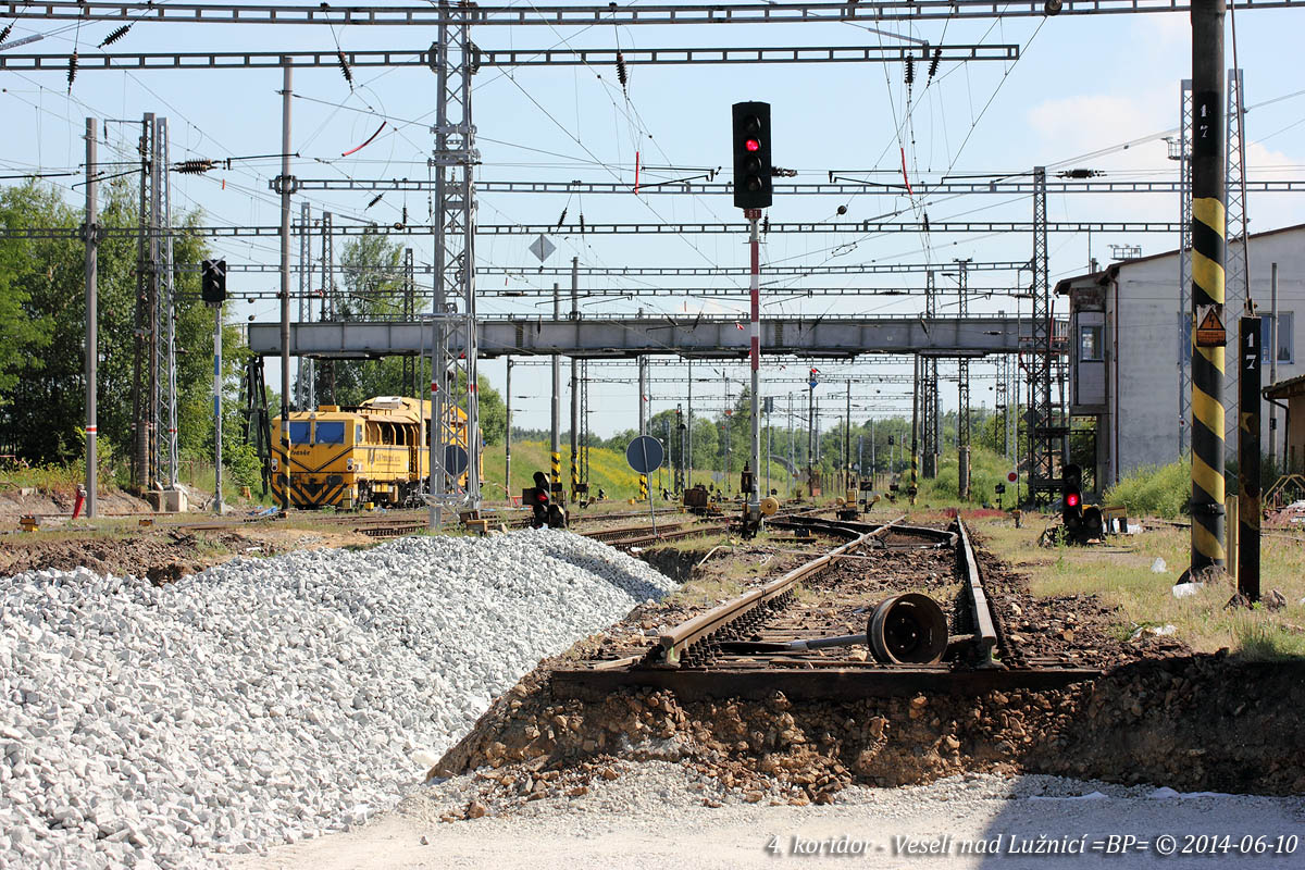 odjezdy sm�r Horusice zat�m smutn� sv�t� jen �ervenou